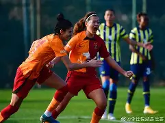 智利女足队在比赛中展现出团队实力的英文